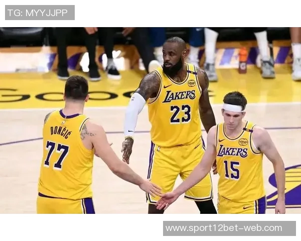 詹姆斯回忆童年训练经历强调团队战术转变的重要性